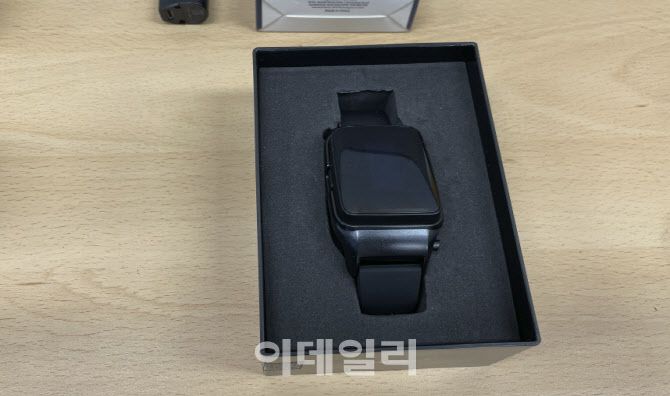 전자 시계 형태의 전자담배 기기(사진=최오현 기자)