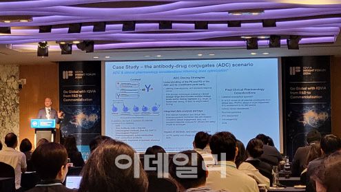 아이큐비아 우수종양학센터의 호세 루이스 가르시아 박사가 8일 서울 삼성동 인터컨티넨탈 서울 코엑스에서 열린 ‘2024 아이큐비아 인사이트 포럼’에서 ADC 신약 임상 개발의 어려움에 대해 설명하고 있다. (사진=이데일리 나은경 기자)