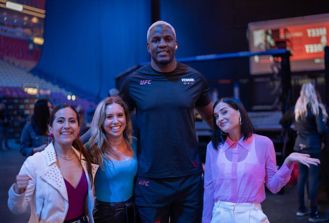UFC 파이터 로벨리스 데스파이네가 여성팬들과 함께 기념촬영을 하고 있다. 사진=UFC