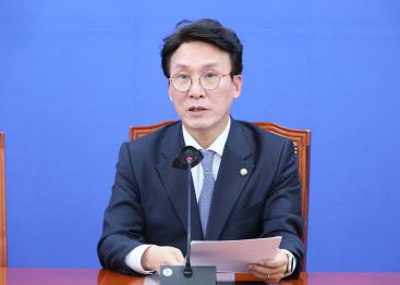 더불어민주당 김민석 상황실장이 22일 국회에서 열린 기자간담회에서 발언하고 있다.(사진=연합뉴스)