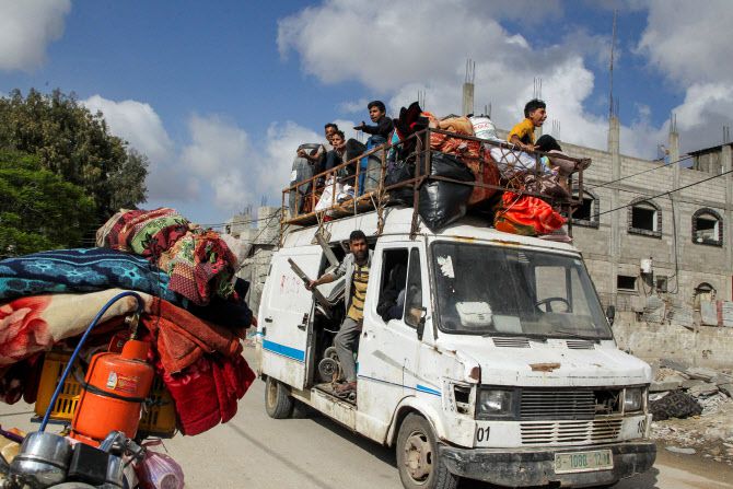 Displaced Palestinians travel in a vehicle as they flee Rafah, after Israeli forces launched a ground and air operation in the eastern part of southern Gaza city, amid the ongoing conflict between Israel and Hamas, in Rafah, in the southern Gaza Strip May 12, 2024. REUTERS/Hatem Khaled