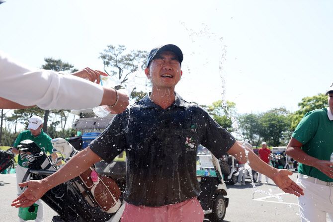 우승 확정 후 세리머니를 펼치는 전재한(사진=KPGA 제공)