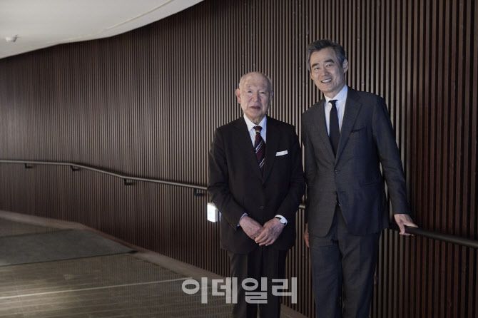 ‘야노스 슈타커 탄생 100주년 기념 첼로 페스티벌’ 공동 예술감독을 맡은 츠요시 츠츠미(왼쪽) 산토리홀 대표, 양성원 연세대 교수가 지난 14일 서울 송파구 롯데콘서트홀에서 가진 기자간담회에 앞서 포즈를 취하고 있다. (사진=롯데문화재단)