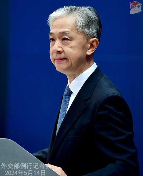 왕원빈 중국 외교부 대변인이 지난 14일 정례 기자회견에서 질문을 듣고 있다. (사진=중국 외교부)