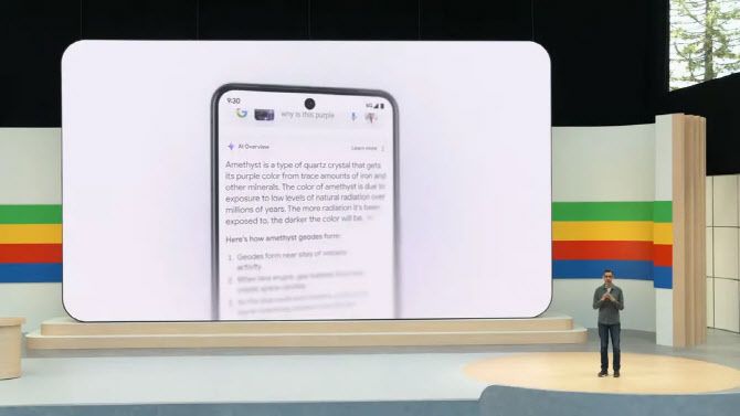 구글 검색 상단에 웹페이지 결과가 아닌 AI가 요약한 ‘AI 오버뷰’가 표시되고 있다. (사진=유튜브 캡처)
