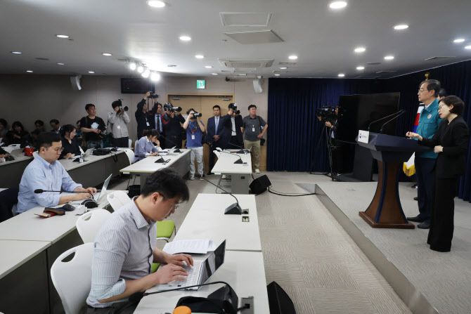 한덕수 국무총리가 16일 서울 종로구 정부서울청사에서 의대정원 관련 대국민담화를 발표하고 있다. (사진=연합뉴스)
