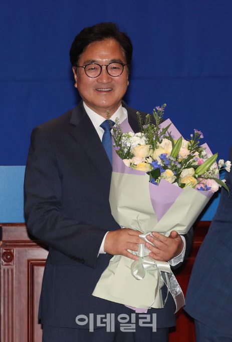 우원식 더불어민주당 의원이 16일 서울 여의도 국회 의원회관에서 열린 제22대 국회 전반기 국회의장단 후보 선출 당선자총회에서 당선 후 축하 꽃다발을 들고 있다.(사진=이데일리 노진환 기자)