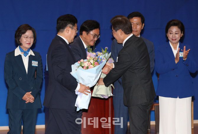 이재명(오른쪽 세번째) 더불어민주당 대표가 16일 오전 서울 여의도 국회 의원회관에서 열린 제22대 국회 전반기 국회의장단 후보 선출 당선자총회에서 국회의장 후보로 선출된 우원식(왼쪽 세번째) 의원에게 꽃다발을 전달하고 있다. (사진=이데일리 노진환 기자)