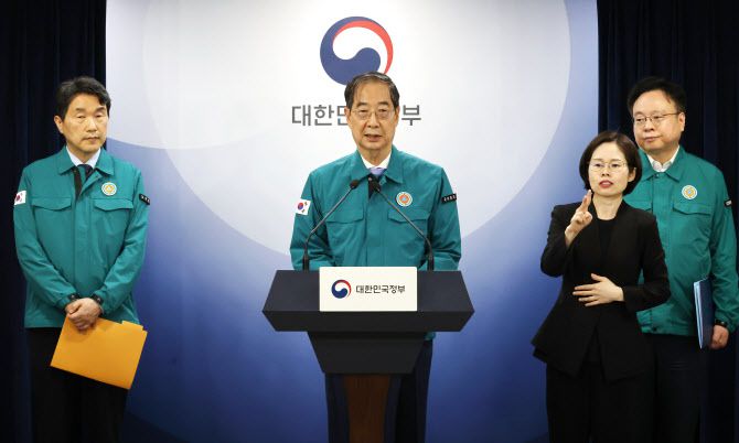 한덕수 국무총리가 16일 종로구 정부서울청사에서 의대정원 관련 대국민담화를 발표하고 있다. 왼쪽부터 이주호 사회부총리, 한 총리, 조규홍 복지부 장관. (사진=연합뉴스)