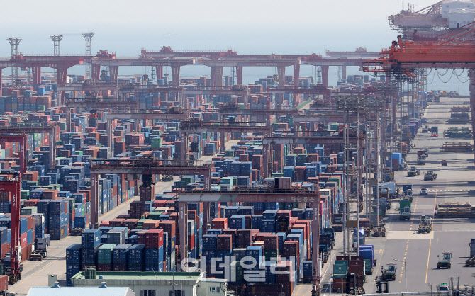 1일 부산항 신선대부두에 컨테이너가 가득 쌓여 있다. [사진=이데일리DB]