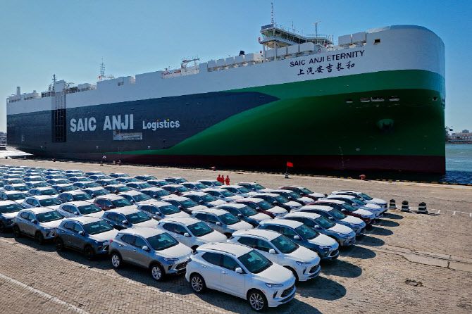지난 15일 중국 산둥성 옌타이항에서 수출용 중국 자동차가 선적 대기 중이다. (사진=AFP)