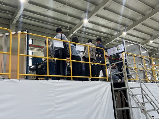 이노시뮬레이션 김포팩토리에서 개최된 VILS 오픈랩 라이브 데모 행사에서 참관객이 VILS 탑승 체험을 하고 있다.