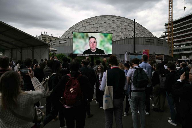 일론 머스크 최고경영자(CEO)가 23일(현지시간) 파리 포르트 드 베르사이유 전시장에서 열린 제8회 비바테크 기술 스타트업 및 혁신 박람회에서 화상 회의를 통해 참가자들에게 연설하고 있다. (사진=AFP)