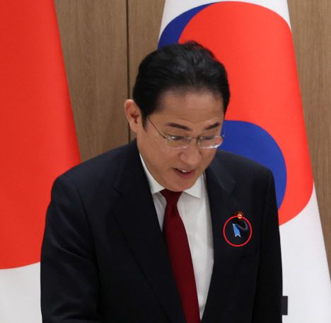 기시다 후미오 일본 총리가 26일 1년만에 한국을 방한해 윤석열 대통령과 한일정상회담을 진행했다. 기시다 총리는 일본 납북자를 상징하는 푸른 리본 배지를 달고 있다(사진=연합뉴스)