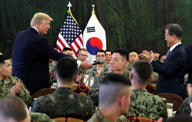 2017년 11월 방한한 도널드 트럼프 미국 대통령이 경기도 평택 험프리스 미군 기지에서 열린 오찬에서 연설을 마친 뒤 문재인 대통령에게 연설을 제의하며 마이크를 건네고 있다. (사진=연합뉴스)