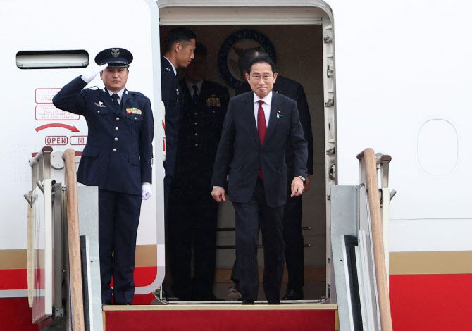 기시다 후미오 일본 총리가 한일중 정상회의를 하루 앞둔 26일 경기도 성남 서울공항에 도착해 이동하고 있다. (사진=연합)