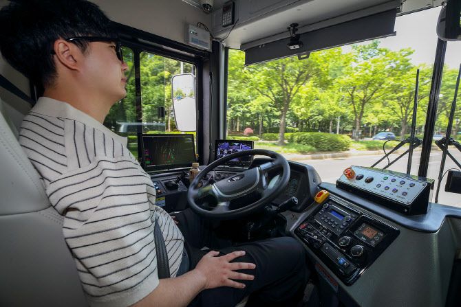 KT-안양시 자율주행 대중교통 버스 ‘주야로’에서 자율주행을 하는 운전자 모습. 사진=KT