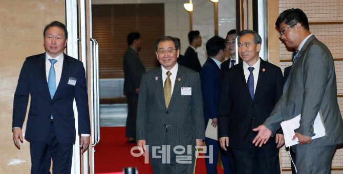 최태원 대한상의 회장(왼쪽)과 도쿠라 마사카즈 경단련 회장(가운데), 런훙빈 CCPIT 회장(오른쪽)이 간담회장으로 입장하고 있다.(사진=대한상의)