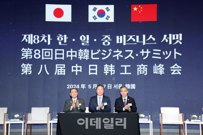 최태원 대한상의 회장(가운데)과 도쿠라 마사카즈 경단련 회장(왼쪽), 런훙빈 CCPIT 회장(오른쪽)이 공동성명서에 서명후 기념촬영을 하고 있다. (사진=대한상의)