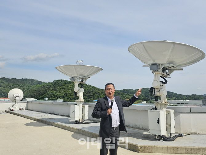 성상엽 인텔리안테크놀로지스 대표가 27일 경기도 평택에 위치한 평택 제1사업장에서 접시형 안테나를 가리키며 설명하고 있다. (사진=김경은 기자)