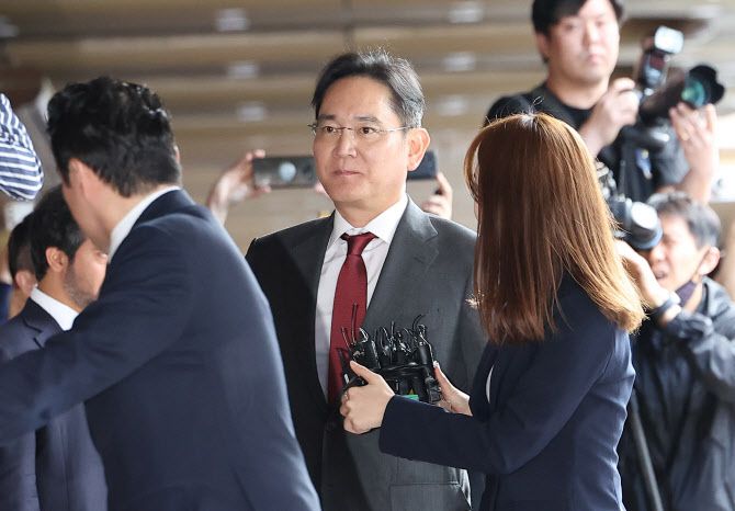 이재용 삼성전자 회장이 28일 오후 모하메드 빈 자이드 알 나흐얀 아랍에미리트(UAE) 대통령과의 티타임을 위해 서울 시내 한 호텔에 들어서고 있다. (사진=연합뉴스)