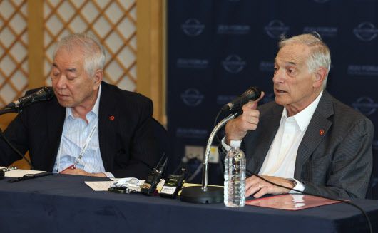 30일 오후 서귀포시 제주국제컨벤션센터에서 열린 제주포럼에서 로버트 갈루치(우측) 전 미 국무부 차관보가 인터뷰를 하고 있다. 문정인 연세대 명예교수가 통역을 하고 있다.(사진=연합뉴스)