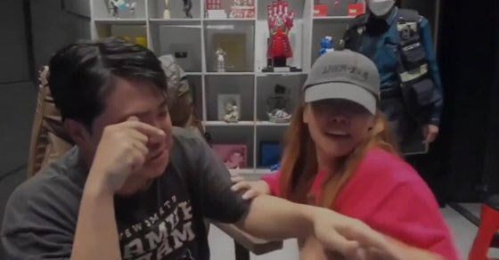 오열하는 오킹과 뒤로 경찰 모습이 보인다. (사진=오킹 라이브방송 캡처)