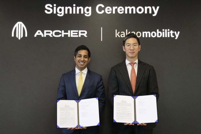 장성욱 카카오모빌리티 미래이동연구소장(왼쪽)과 니킬 고엘 아처 CCO가 지난 28일 카카오모빌리티 판교 사옥에서 한국형 UAM 서비스 상용화를 위한 협약식에 참석해 사진 촬영을 하고 있다. 사진=카카오모빌리티