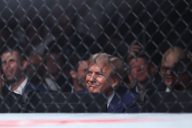 도널드 트럼프 전 대통령이 1일(현지시간) 미국 뉴저지즈 뉴어크에서 열린 UFC 대회에 참석해 경기를 지켜보고 있다. (사진=AFP)