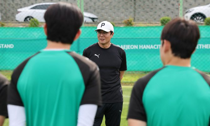 황선홍 대전하나시티즌 신임 감독이 5일 오후 대전 대덕구 덕암축구센터에서 선수들과 상견례를 하고 있다. 사진=연합뉴스
