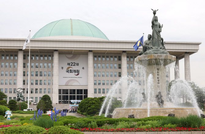 22대 국회가 개원한 30일 서울 여의도 국회 본청에 걸린 축하 현수막이 보인다. (사진=연합뉴스)