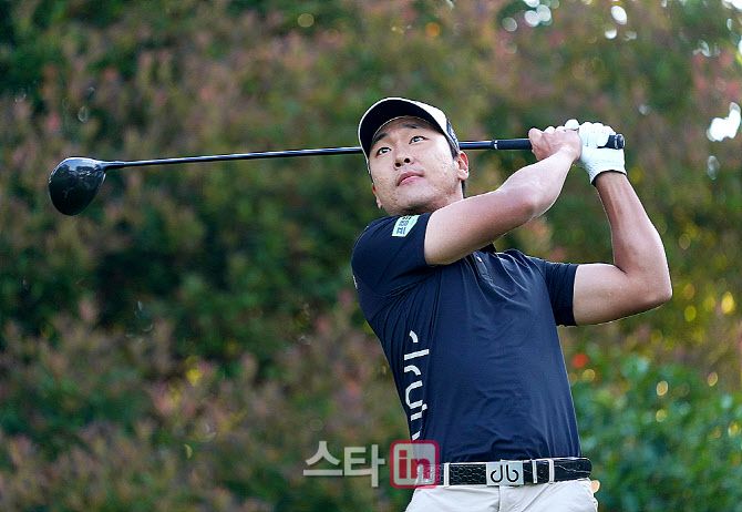 KPGA 선수권대회 2라운드에서 선두로 나선 전가람이 티샷을 하고 있다. (사진=이데일리 골프in 김상민 기자)