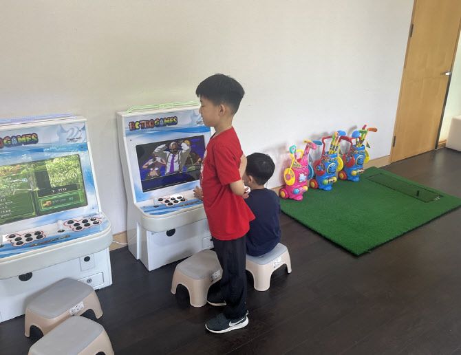 KPGA 선수권대회가 열린 에이원CC 클럽하우스에 마련된 패밀리라운지에서 아이들이 게임을 즐기고 있다. (사진=KPGA)