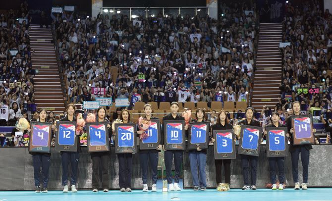 김연경이 8일 서울 송파구 잠실 실내체육관에서 열린 국가대표 은퇴식에서 선배, 동료들과 함께 기념촬영을 하고 있다. 사진=연합뉴스