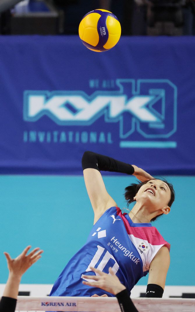 8일 잠실실내체육관에서 열린 김연경의 국가대표 은퇴 경기 ‘팀 대한민국’과 ‘팀 코리아’의 대결. ‘팀 대한민국’ 김연경이 공격하고 있다. 사진=연합뉴스