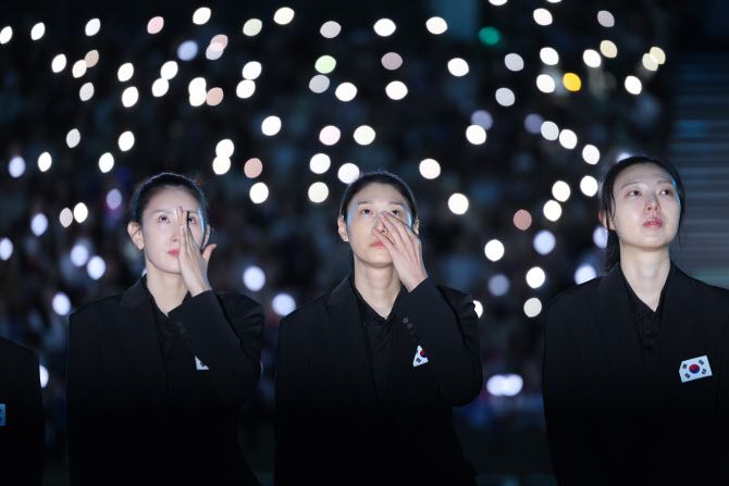 김연경이 8일 서울 송파구 잠실 실내체육관에서 열린 국가대표 은퇴식에서 헌정 영상을 보며 눈가를 닦아내고 있다. 사진=연합뉴스
