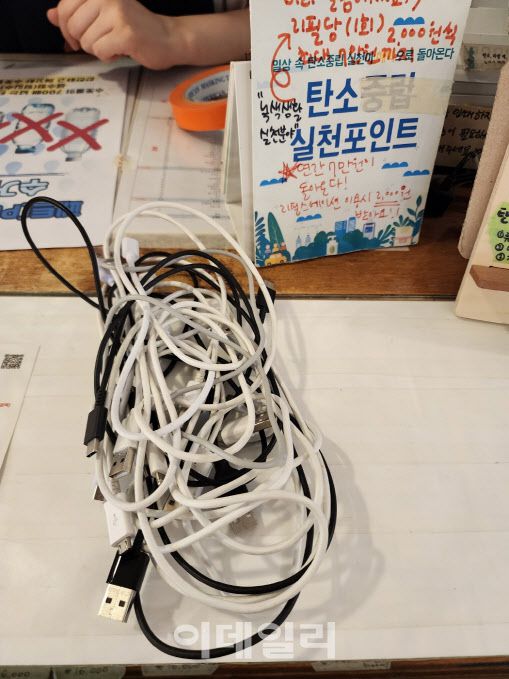 서울 마포구 망원동의 제로웨이스트 숍인 알맹상점에 반납한 각종 전선(사진=황병서 기자)