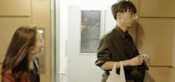 재진(왼쪽)을 피해 도망가는 영상 판매자 ‘마오미’. (사진=BBC 홈페이지 캡처)