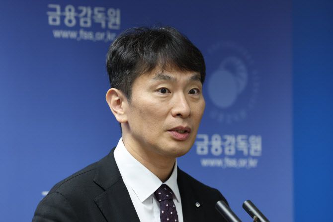 이복현 금융감독원장이 지난달 31일 오전 서울 영등포구 금감원에서 금투세 관련 시장전문가 간담회를 마친 뒤 백브리핑하고 있다.(사진=연합뉴스)