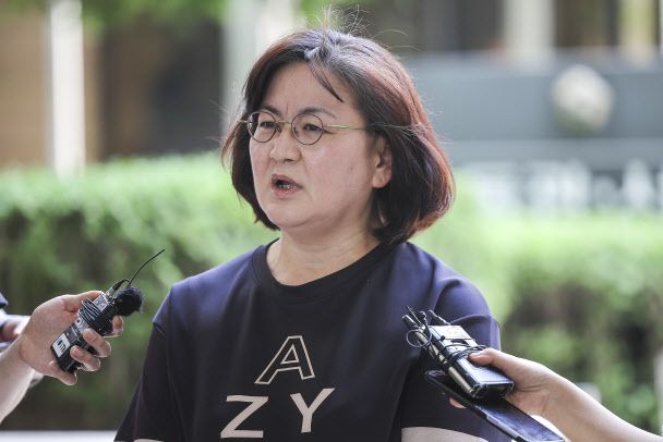 고 박주원 양의 어머니 이기철씨가 11일 서울 서초구 서울중앙지방법원에서 열린 학교폭력 피해자 사건에 여러 차례 불출석해 패소하게 된 권경애 변호사(58·사법연수원 33기)를 상대로 낸 소송의 1심 선고를 마친 뒤 법정에 나와 심경을 밝히고 있다. (사진=뉴시스)