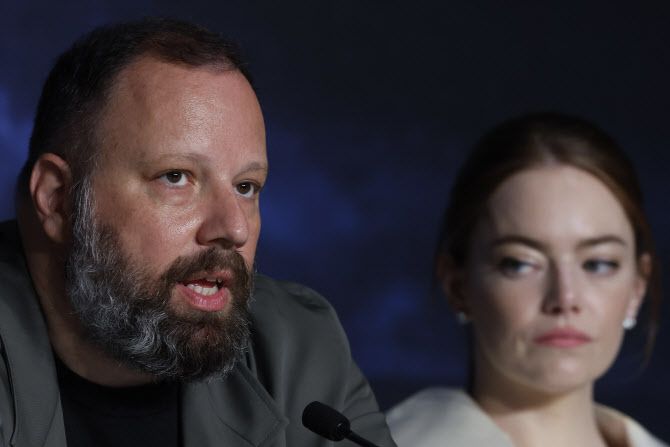 (왼쪽부터)영화 ‘지구를 지켜라!’의 할리우드 리메이크작인 ‘부고니아’의 연출을 맡은 요르고스 란티모스 감독, 배우 엠마 스톤. (사진=로이터)