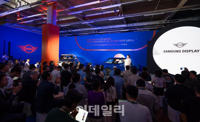 13일 열린 미니(MINI) 신차 발표회에서 삼성디스플레이 직원이 제품 개발 과정에 대해 설명하는 모습.(사진=삼성디스플레이)