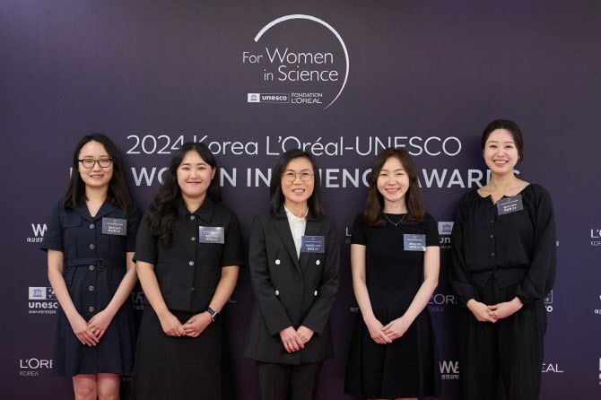 ‘23회 한국 로레알·유네스코 여성과학자상’ 수상자들의 단체사진.(사진=로레알코리아)