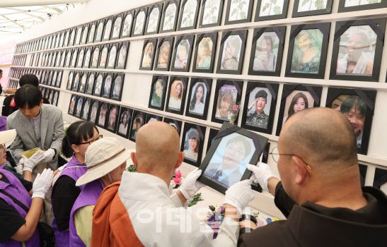 10·29 이태원 참사 희생자 합동분향소 운영 종료식이 16일 오후 서울 중구 서울광장에서 열렸다. 유가족 및 시민사회단체 관계자들이 새로운 분향소로 이전하기 위해 영정사진을 떼어내고 있다. 이태원 참사 유가족협의회·시민대책회의와 서울시는 합동분향소를 시청 인근 중구 을지로 1가 부림빌딩 1층 실내로 이전하기로 했다. (사진=노진환 기자)