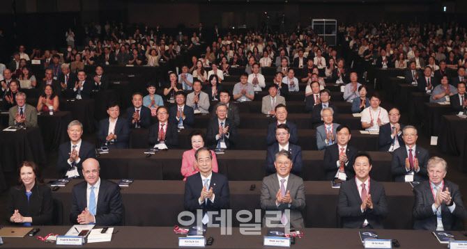 곽재선 KG·이데일리 회장(왼쪽 네 번째), 한덕수 국무총리와 오세훈 서울시장, 프레드릭 라인펠트 스웨덴 전 총리 등 내빈들이 19일 서울 중구 장충동 서울신라호텔에서 열린 제15회 이데일리 전략포럼(Edaily Strategy Forum 2024)에서 기념촬영을 하고 있다. (사진=이영훈 기자)