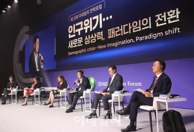 김영미 동서대 사회복지학과 교수, 루이 사이너 브루킹연구소 허치슨센터 정책디렉터, 바바라 울프 위스콘신대 빈곤문제연구소 공공정책 명예교수, 황영기 초록우산어린이재단 회장, 김승택 한국노동경제학회 회장, 박재완 성균관대 이사장이 19일 서울 중구 장충동 서울신라호텔에서 열린 제15회 이데일리 전략포럼(Edaily Strategy Forum 2024)에서 ‘인구 전환과 사회구조의 변화 개혁과제는?’ 주제로 토론을 하고 있다. (사진=이데일리 이영훈 기자)