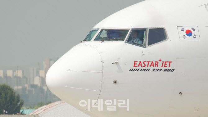 이스타항공 허옥만 기장이 마지막 비행을 마치고 김포국제공항으로 랜딩하고 있다.(사진=이스타항공)