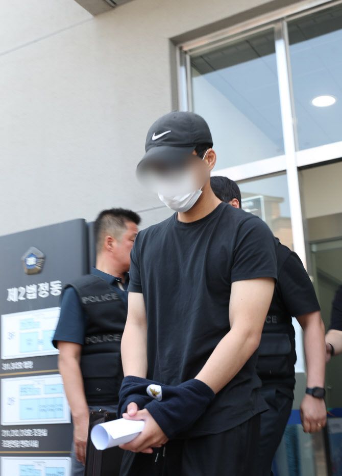 육군 12사단 훈련병 사망사건과 관련해 규정을 위반한 군기훈련(얼차려)을 실시한 혐의로 부중대장(중위)이 21일 오전 강원 춘천지방법원에서 열린 구속 전 피의자 심문(영장실질심사)을 마치고 법원을 나오고 있다 (사진=연합뉴스)