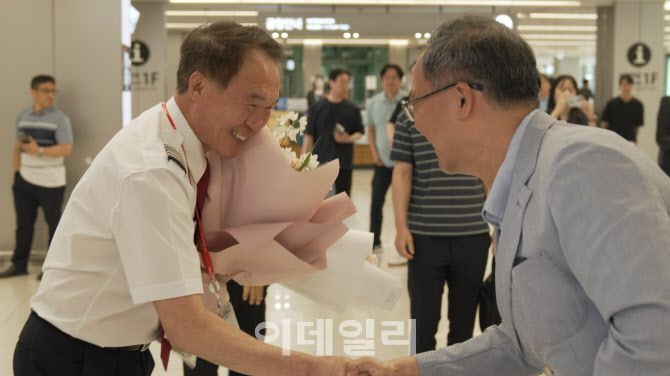 조중석(오른쪽) 이스타항공 대표가 허옥만 기장(왼쪽)의 은퇴를 축하하며 감사 인사를 전하고 있다.(사진=이스타항공)