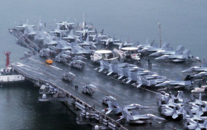 부산 해군작전기지에 정박한 미국 항공모함 시어도어 루스벨트함.(사진=연합뉴스)